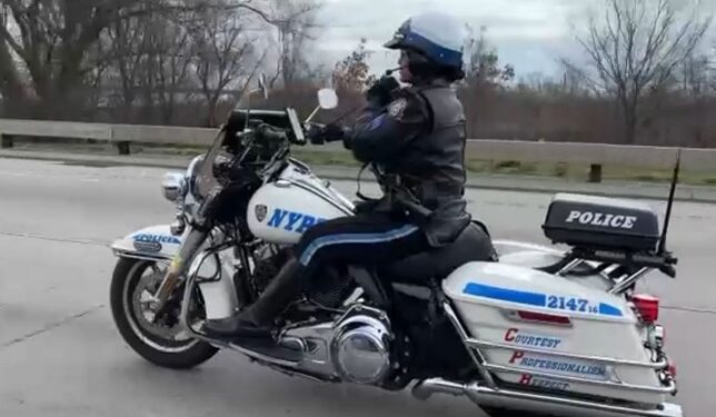 Mujer dominicana dirige patrulla motorizada NYPD