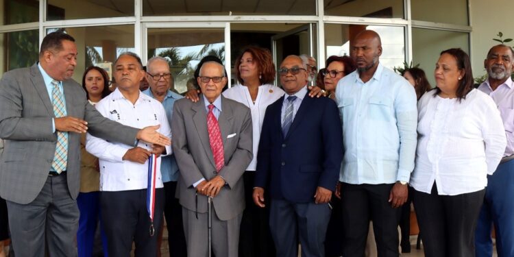 Ercilio Veloz Burgos recibe Medalla al Mérito CDP-UNESCO