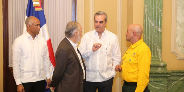 Presidente Abinader califica de héroes a bomberos forestales