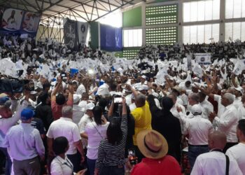 Carolina Mejía y Porfirio Peralta juramentan movimiento apoya reelección