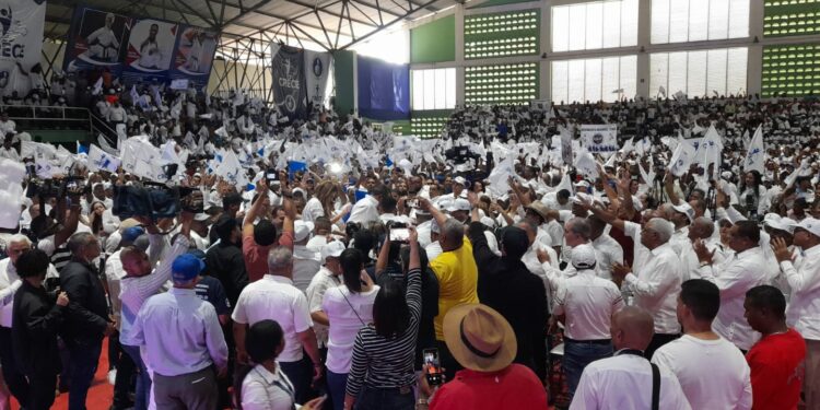 Carolina Mejía y Porfirio Peralta juramentan movimiento apoya reelección