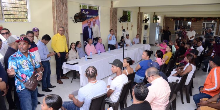 Miembros del PRM en Nagua pasan a apoyar a Abel Martínez