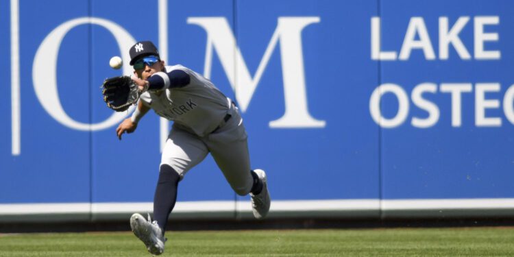 Osvaldo Cabrera habla sobre su versatilidad en una entrevista con MLB