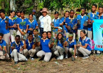 Estudiantes reforestan en el Día de la Tierra