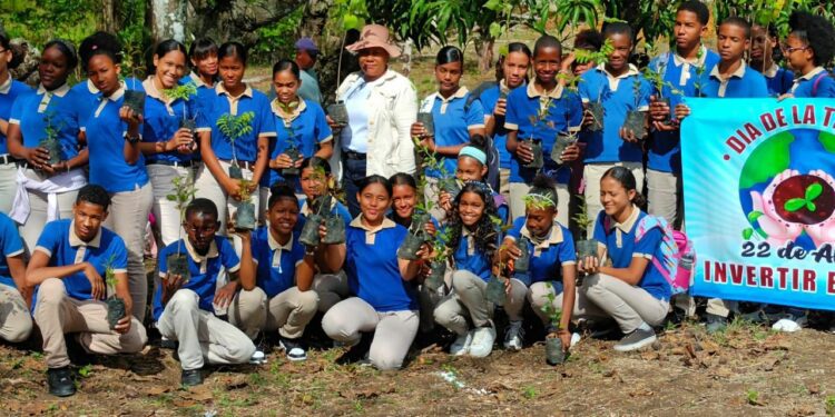 Estudiantes reforestan en el Día de la Tierra