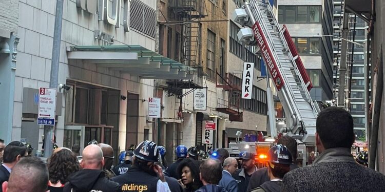 Un muerto y cinco heridos al derrumbarse edificio en Nueva York