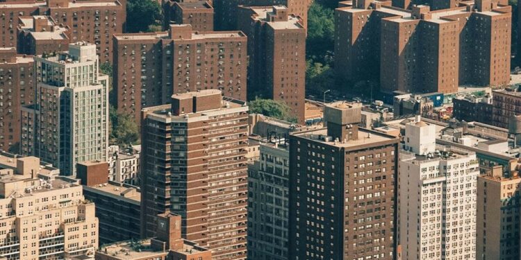 Viola mujer en plena vía en El Bronx y nadie interviene