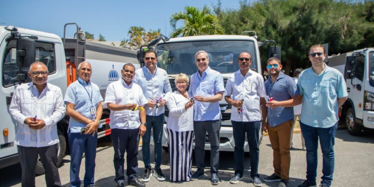 Abinader entregó préstamos a mediana empresas en San Juan