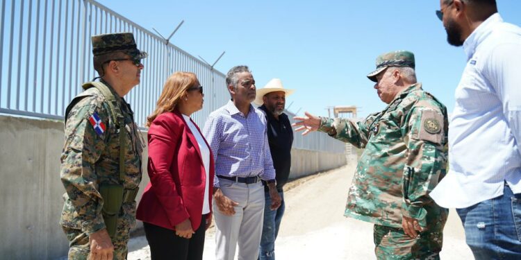 Ministro de la Presidencia supervisa avances de verja perimetral en Dajabón