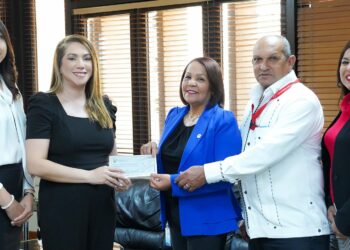 Voluntariado Bancentraliano entrega RD$ 450,000 a la Cruz Roja Dominicana