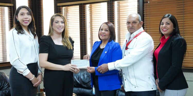 Voluntariado Bancentraliano entrega RD$ 450,000 a la Cruz Roja Dominicana