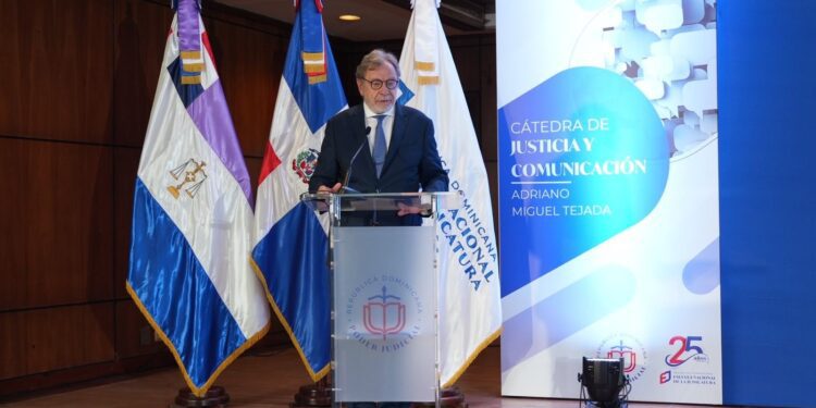 Cebrián define importancia de la comunicación en la democracia