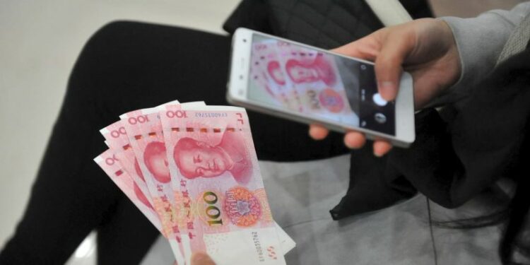 El yuan chino desplazó al dólar como divisa más intercambiada en Rusia