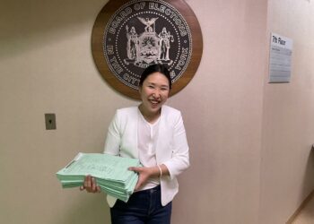 La candidata al concejo municipal de NY, Hailie Kim, presenta 3.400 firmas con BOE