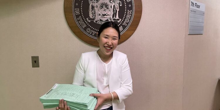 La candidata al concejo municipal de NY, Hailie Kim, presenta 3.400 firmas con BOE