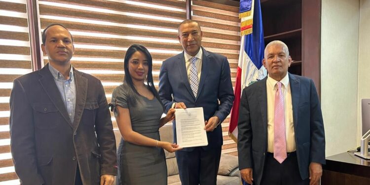 Entregan al Senado proyecto sobre declaración de paz y cese de guerras