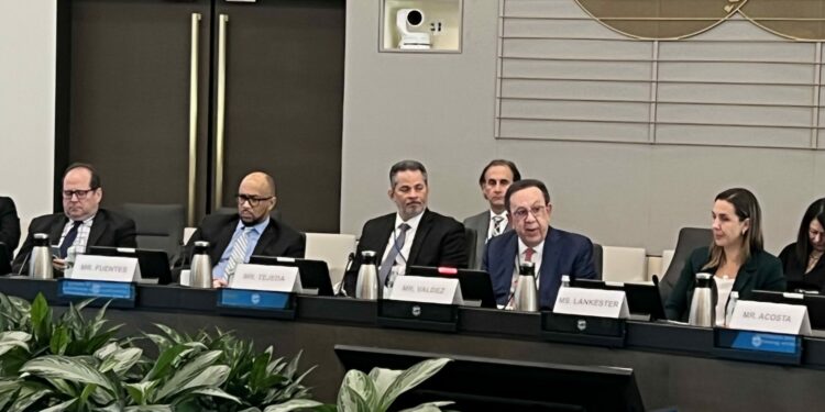Gobernador Valdez Albizu participa en reuniones del FMI y del Banco Mundial