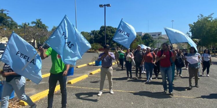 Grupo UASD se queja por el cambio “compulsivo" de graduación de virtual a presencial.