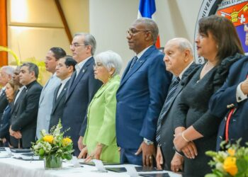 Abinader firma acuerdo con 13 universidades para la Reforma Educativa Policial