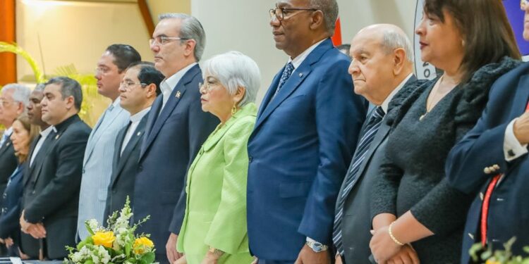 Abinader firma acuerdo con 13 universidades para la Reforma Educativa Policial