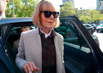 La periodista Elizabeth Jean Carroll testifica que Donald Trump la violó