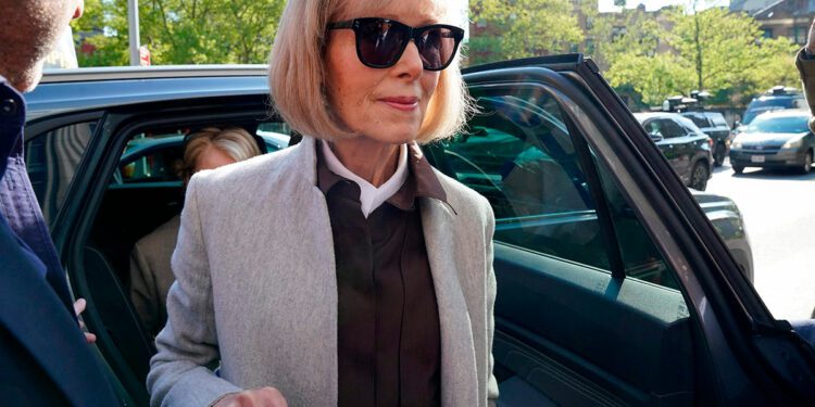 La periodista Elizabeth Jean Carroll testifica que Donald Trump la violó