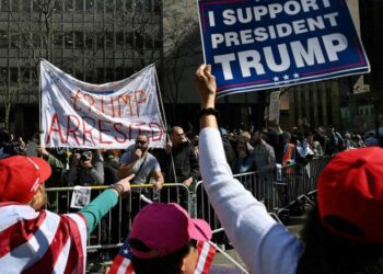 Trump llega al tribunal de Manhattan y espera bajo arresto a la lectura de cargos