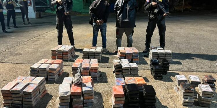 Confiscan otros 324 paquetes de presunta cocaína en La Romana.