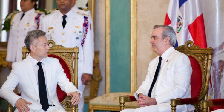 Presidente Abinader recibe cartas credenciales de ocho nuevos embajadores