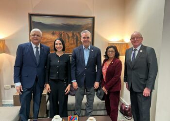 Presidente Abinader llega a Londres para participar en la coronación del rey Carlos III