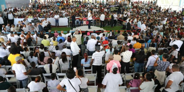 Abinader entregó 2,143 títulos de propiedad en un acto celebrado en La Victoria