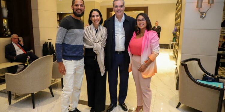 Abinader sorprende a dominicana en Londres y le entrega pedido de Café