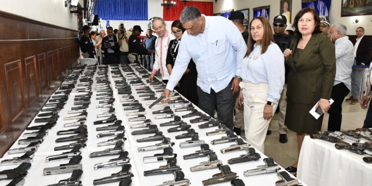 Ministro del Interior recibe 719 armas decomisadas en la provincia Duarte
