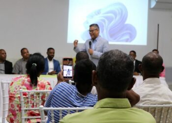 Carlos Peña sube apuesta para conseguir apoyo de grupos religiosos