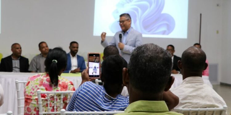 Carlos Peña sube apuesta para conseguir apoyo de grupos religiosos