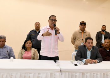 MOPC y ASDE dialogan con comunidad sobre la ampliación de autopista San Isidro