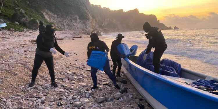 Autoridades ocupan otros 194 paquetes de presunta cocaína en Barahona