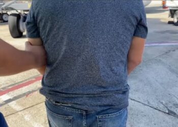 Extranjero capturado y deportado a EEUU por tráfico internacional de armas