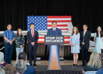 El gobernador de Florida (EEUU) promulga varias leyes "para detener la influencia" de China