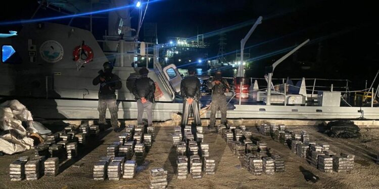 Confiscan cargamento de 531 paquetes de presunta cocaína en San Pedro de Macorís.