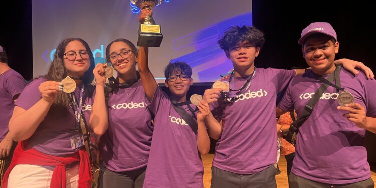 New Horizons gana 1er lugar en la categoría de diseño de páginas web competencia entre países