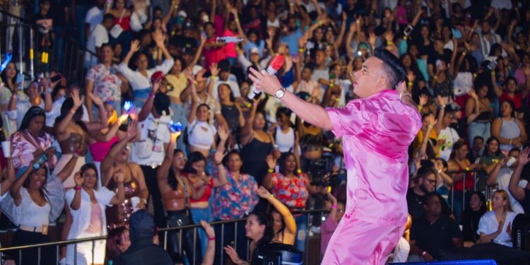 Bachatero Elvis Martínez conquista a la Novia del Atlántico