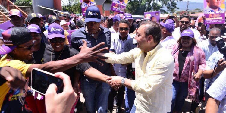 Miles marcharon con Abel Martínez en Hato Mayor y Villa Altagracia