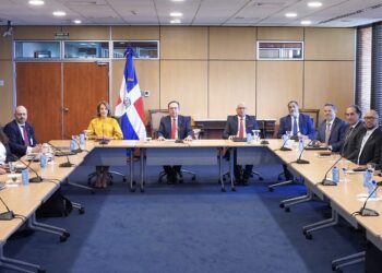 El Gobernador Valdez Albizu recibe a la misión del Artículo IV del FMI