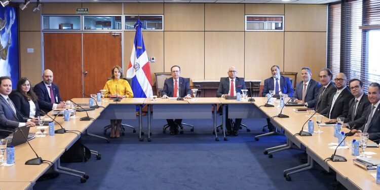 El Gobernador Valdez Albizu recibe a la misión del Artículo IV del FMI