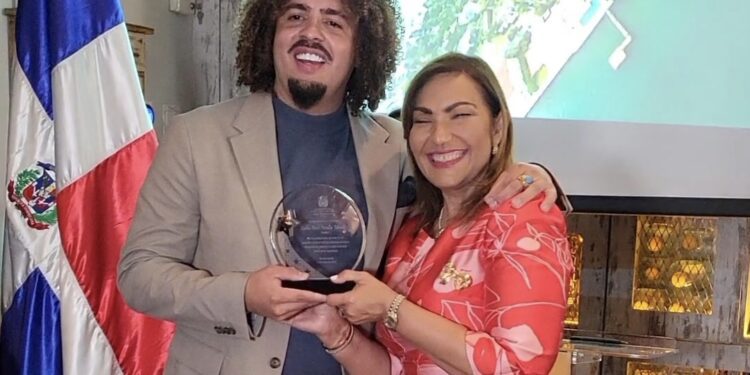 Maffio recibe "Premio a la Excelencia" por parte del Consulado en Miami