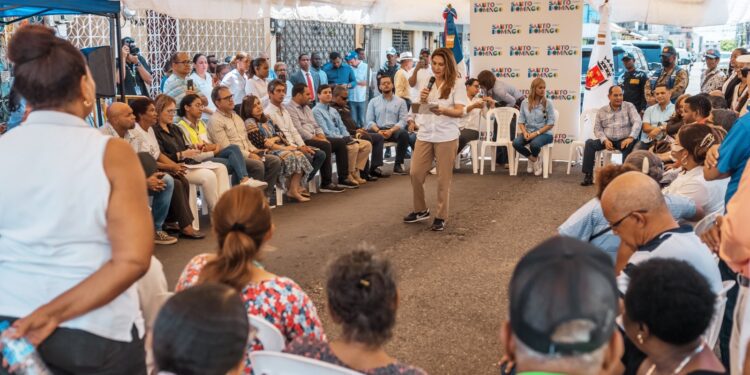 Alcaldesa Carolina Mejía se compromete con residentes en San Carlos