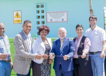 Domicem entrega dos plantas eléctricas renovadas a hospital de San Cristóbal 