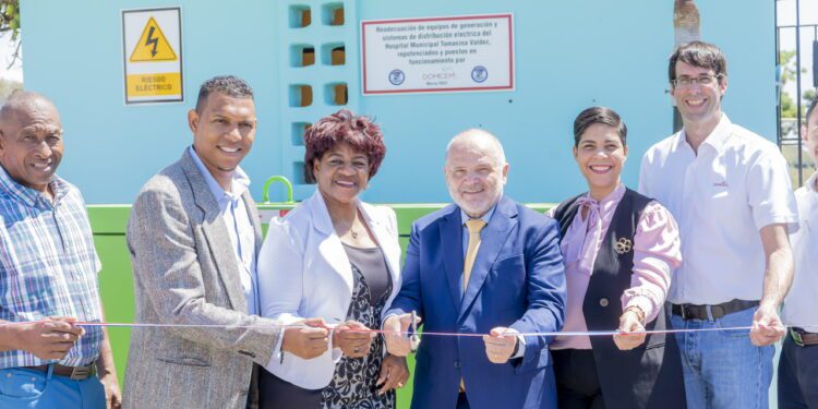 Domicem entrega dos plantas eléctricas renovadas a hospital de San Cristóbal 