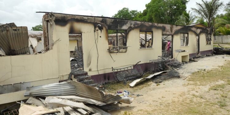 ONU se muestra "devastada" por la muerte de una veintena de jóvenes en un incendio en Guyana